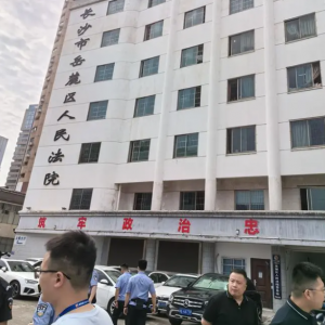 “长沙女孩被打破头骨”案今日开庭，涉事老师当庭翻供